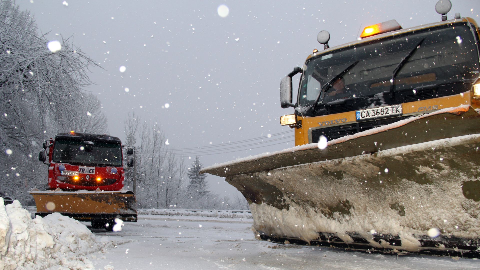 Първият сняг падна на Пампорово и създаде пълен хаос за