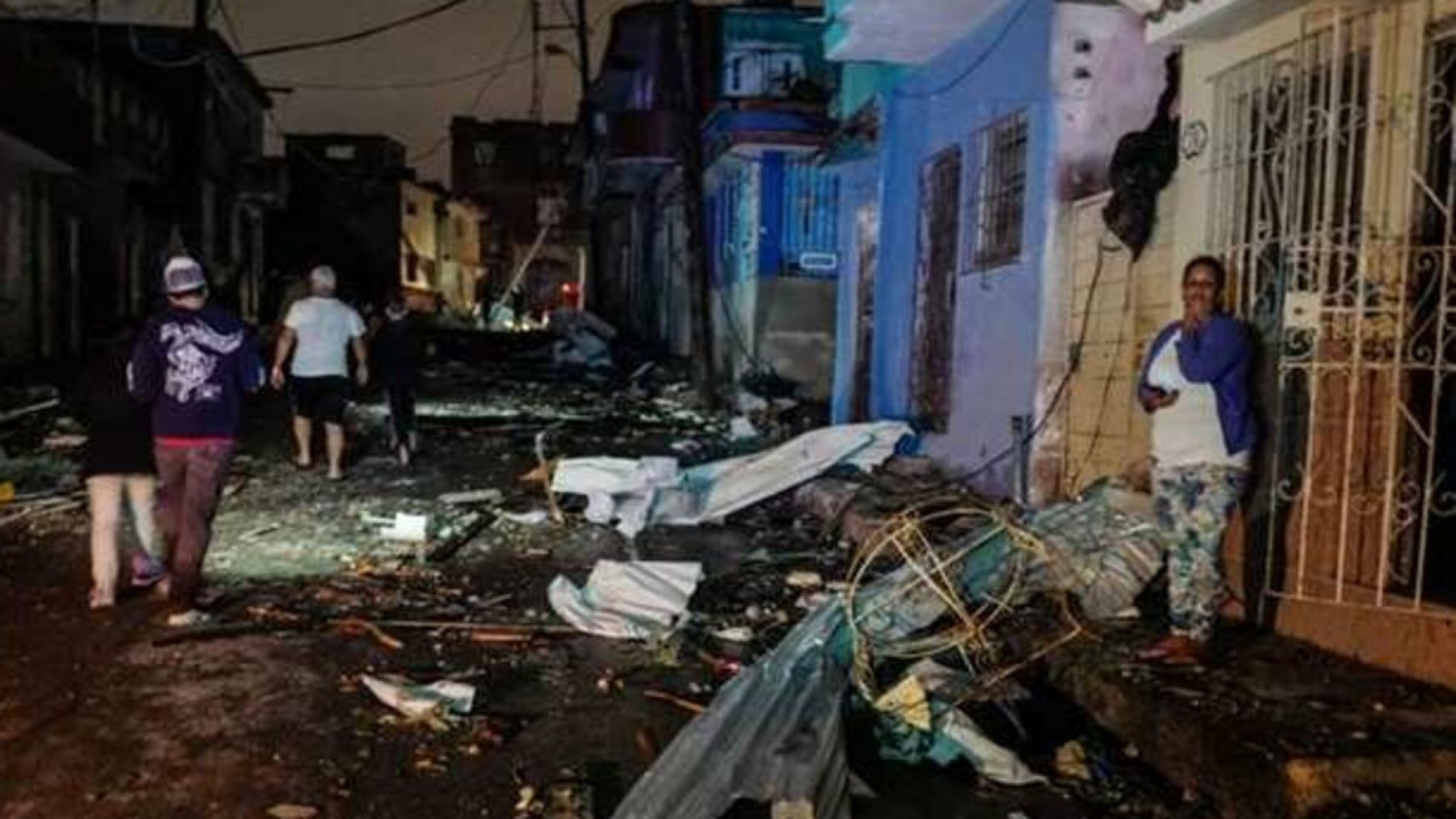 Най малко трима души са убити и 172 ма са ранени от