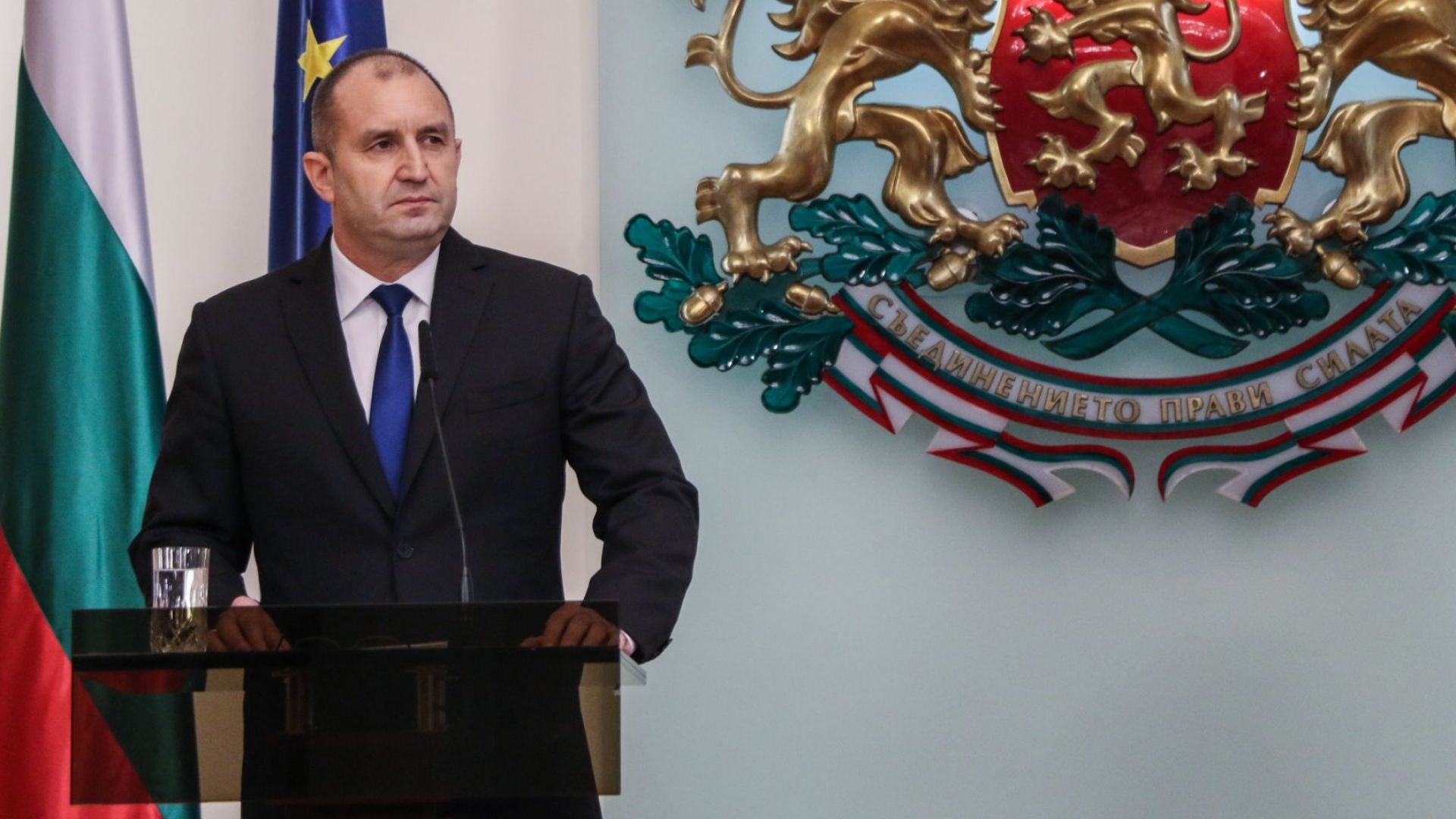 Държавният глава Румен Радев упражни правомощието си и върна за