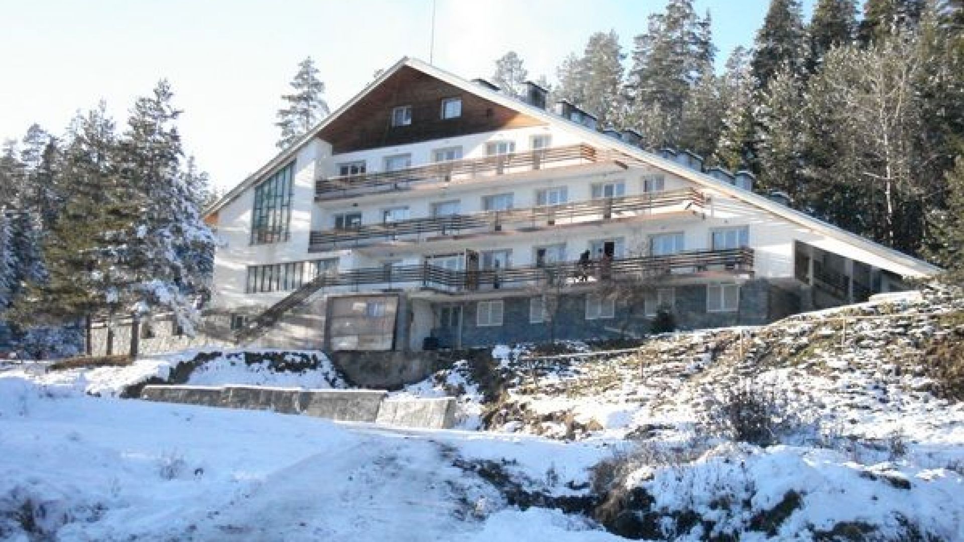 Трето денонощие 40 деца са настанени в хижа без ток