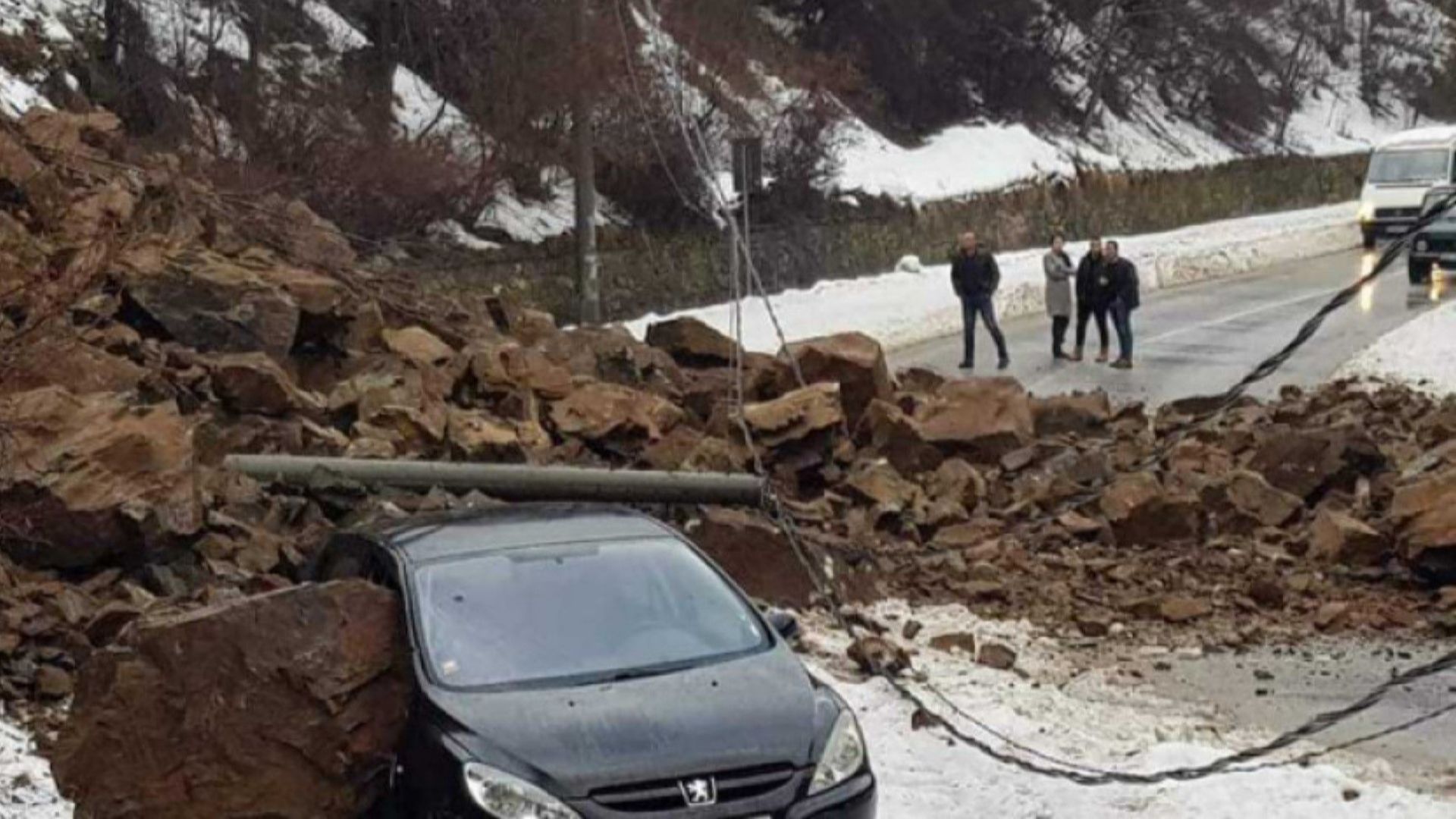 Огромно свлачище затвори пътя Смолян Девин в района на Широка лъка
