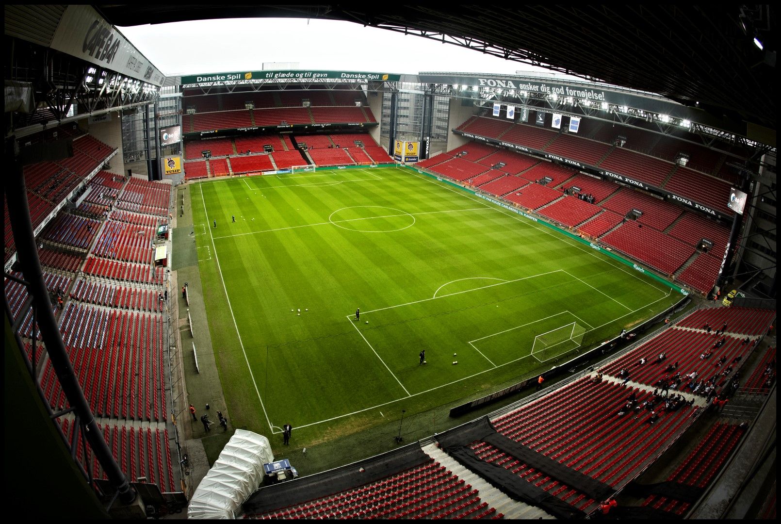 Стадион "Паркен" събира 38 хиляди фенове, приемал е финали в Купата на носителите на купи и Купата на УЕФА, и е дом на местния отбор, носещ името на столицата.