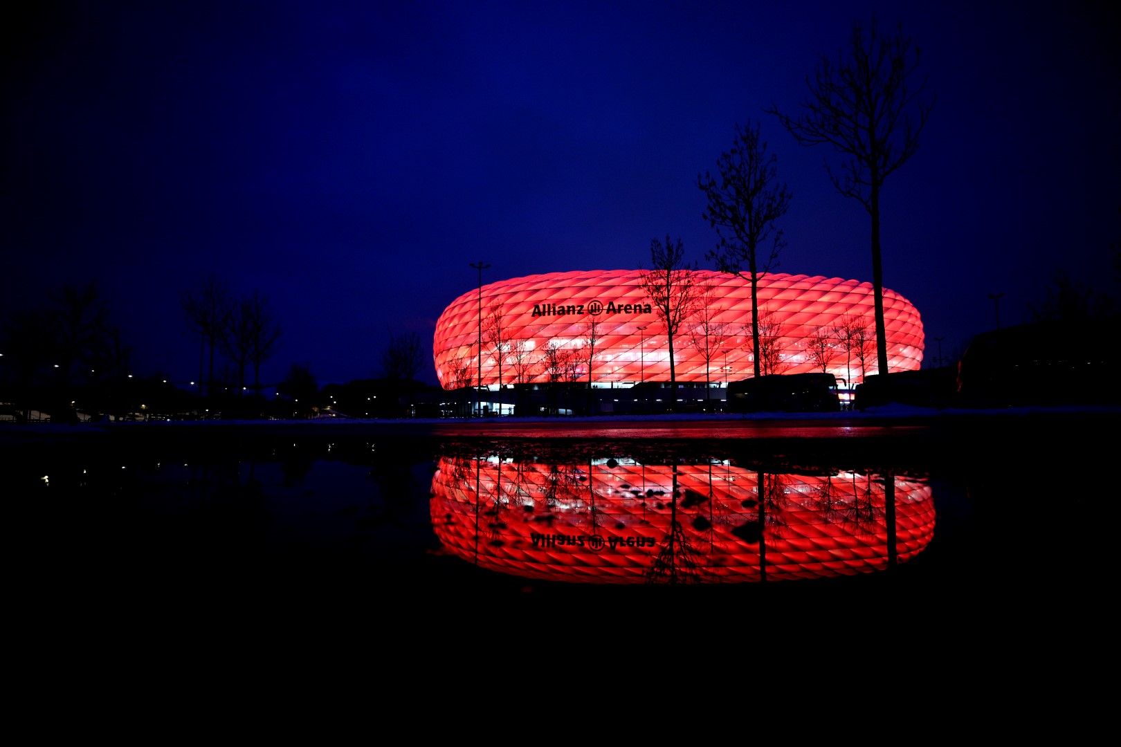 "Fußball Arena München", както ще се казва "Алианц Арена" от догодина, е стадионът на Байерн - онзи, който добре познавате. Футуристичен, изграден от светещите му панели, приел вече и финал на Шампионската лига през 2012 г., въпреки че бе построен сравнително наскоро (2005-а).