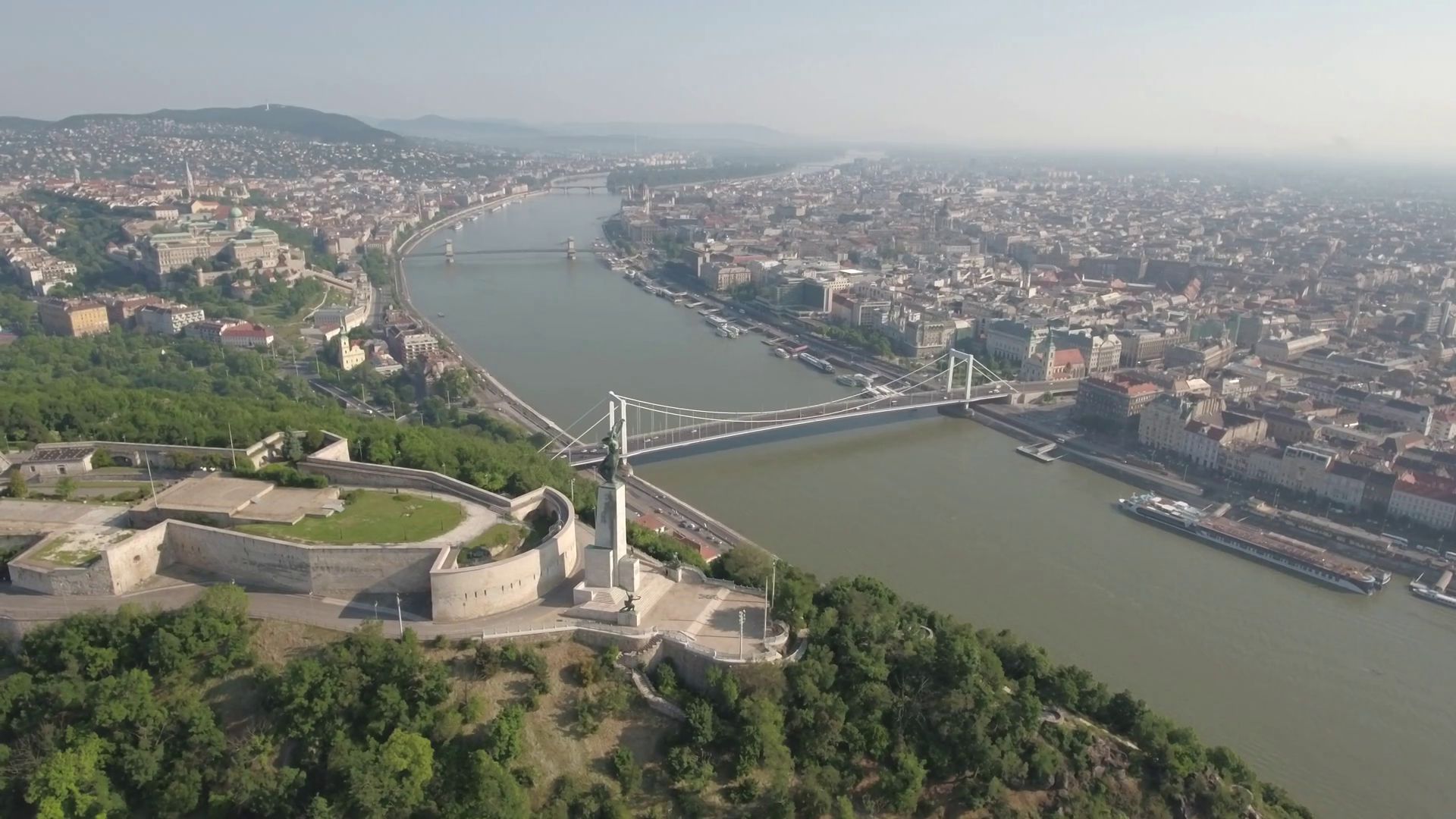 Будапеща - един от символните градове на Централна Европа, преливащ от история, забележителности и със свой собствен дух и очарование. Градът е част от Евро 2020.