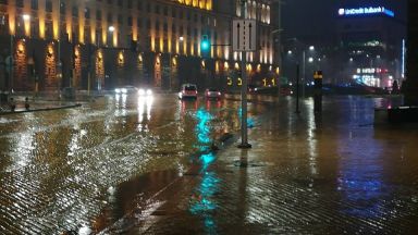 Пиян падна в подлеза до Министерски съвет, линейка се разкарва напразно