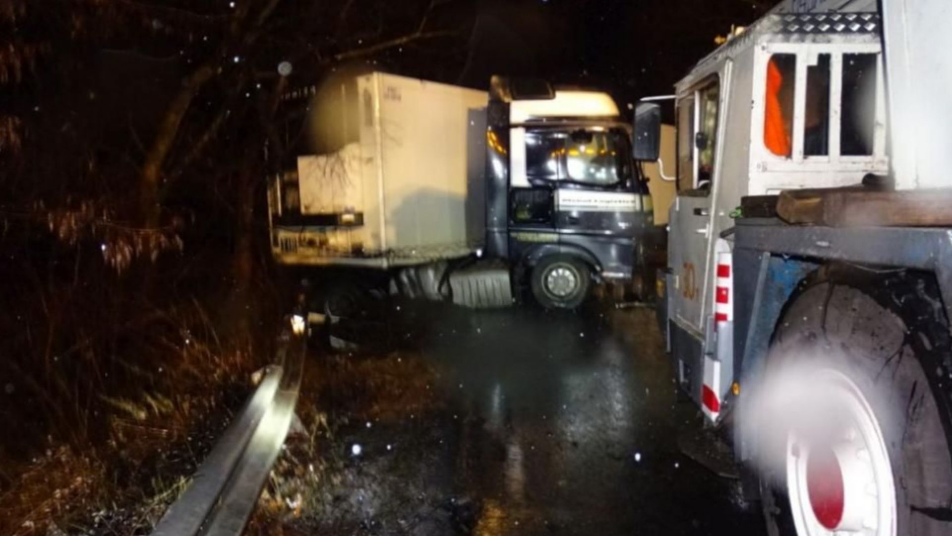 Катастрофа затвори международния път Е 79 в Кресненското дефиле Македонски ТИР