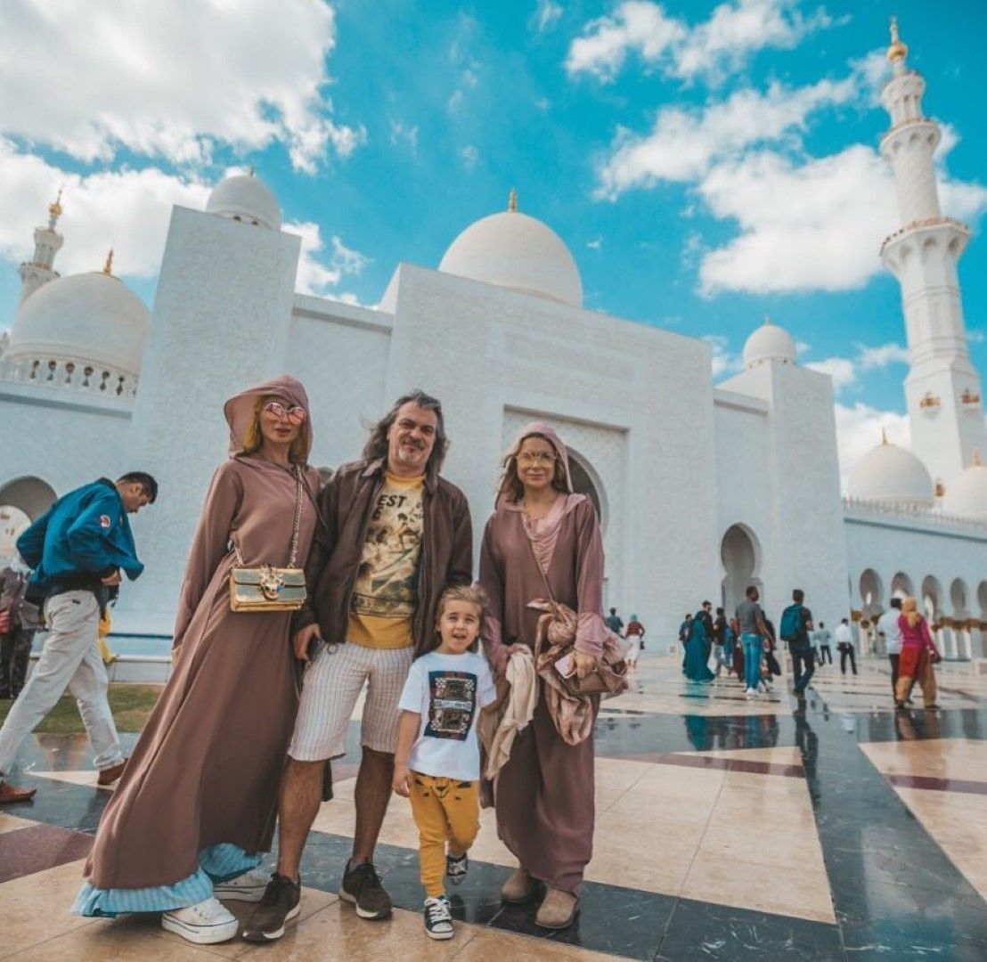 Алекс Енева, Маги Халваджиян, Кремена Халваджиян и малкият Еди пред Голямата джамия в Абу Даби