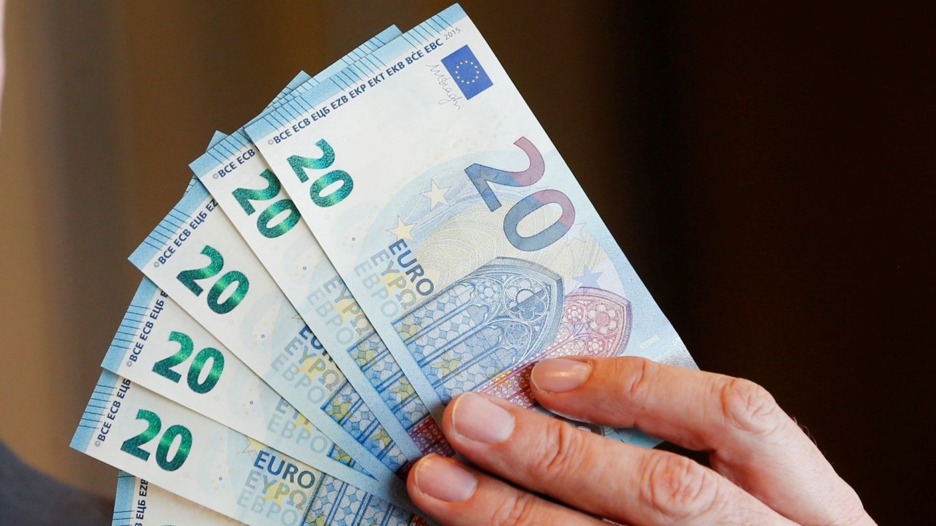 Британците купуват масово евро, страхуват се от обезценка на паунда