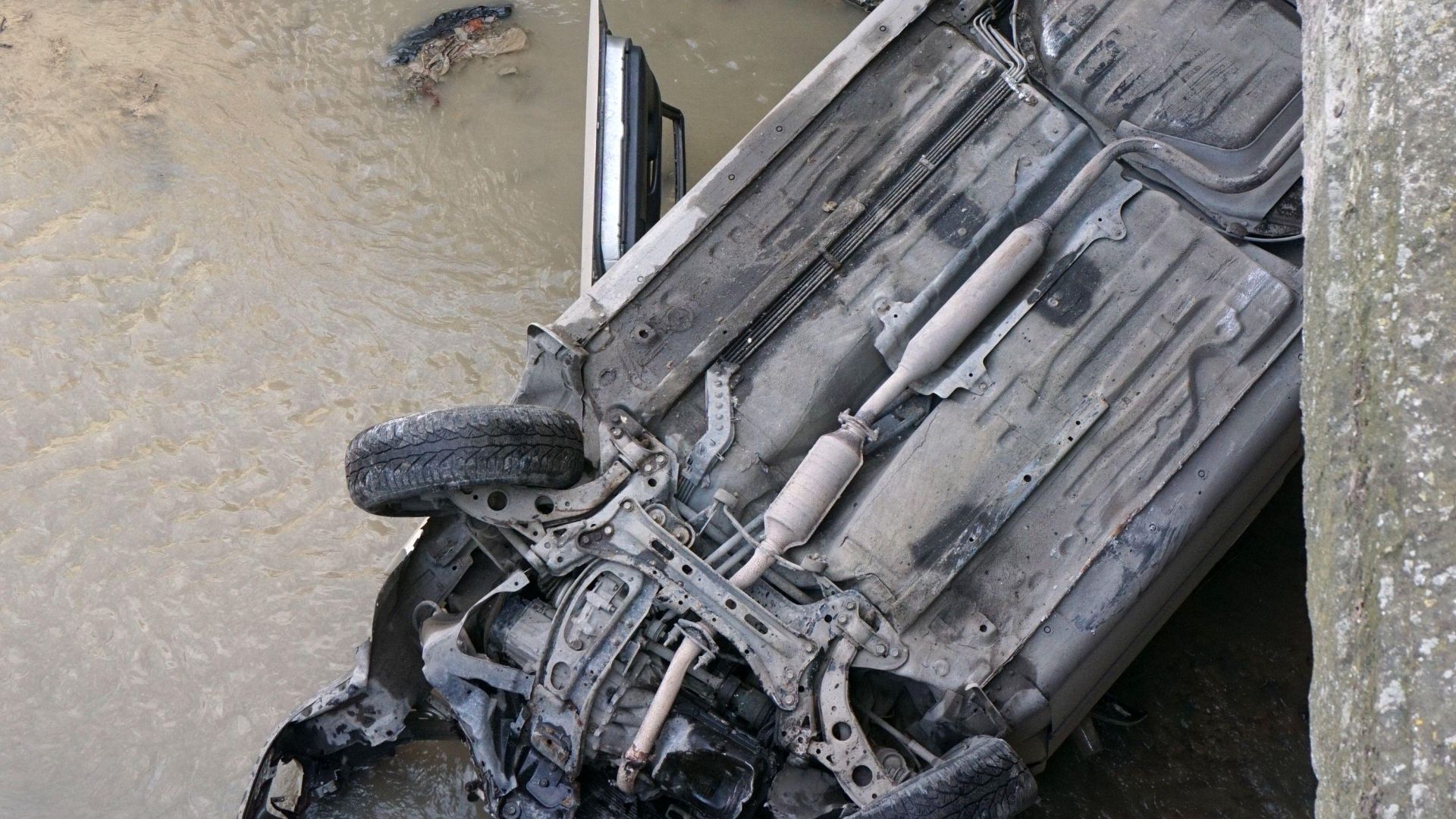 19 годишен шофьор оцеля като по чудо след катастрофа в района