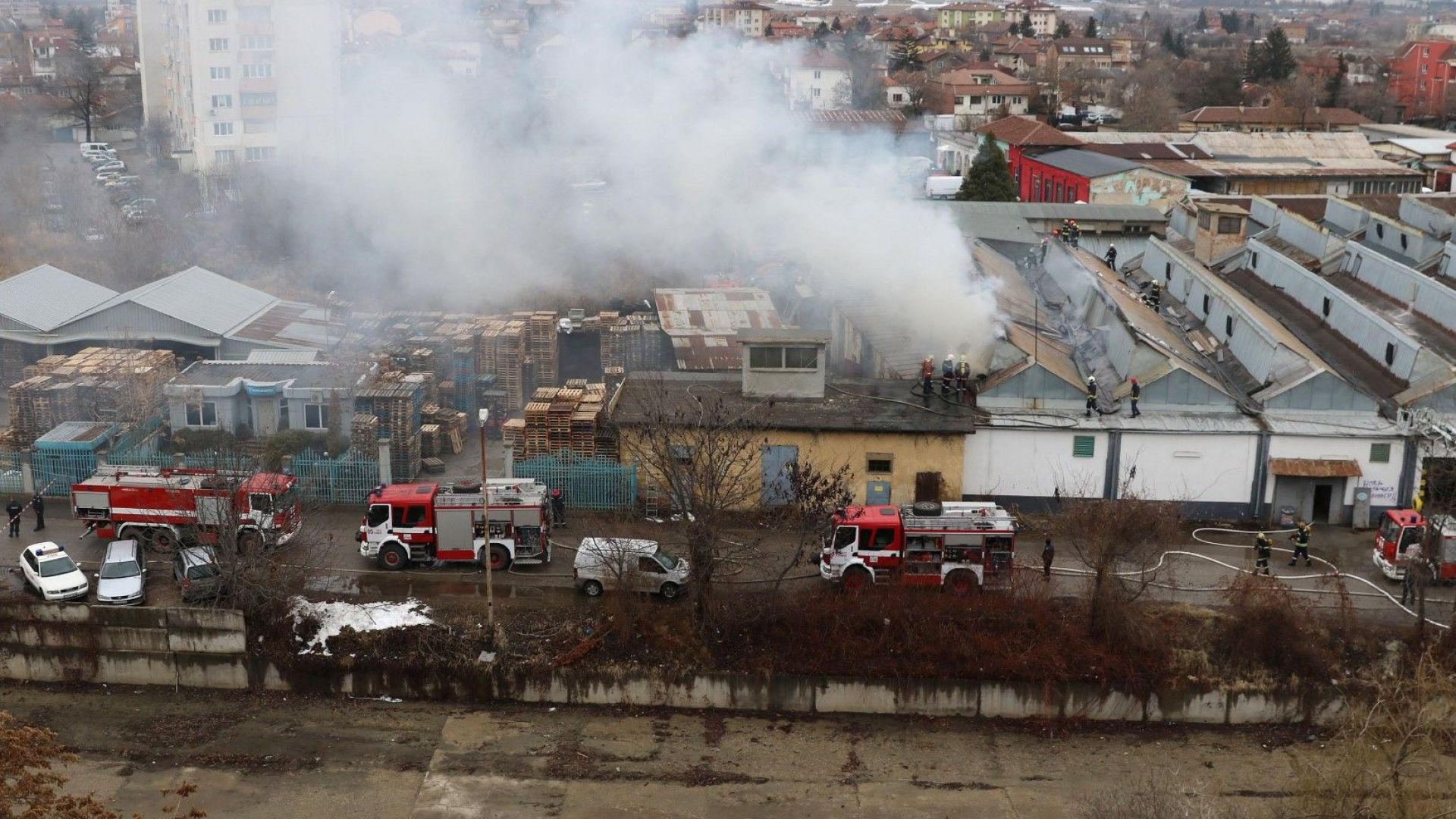 Пожар избухна в квартал Христо Ботев в София Огънят е