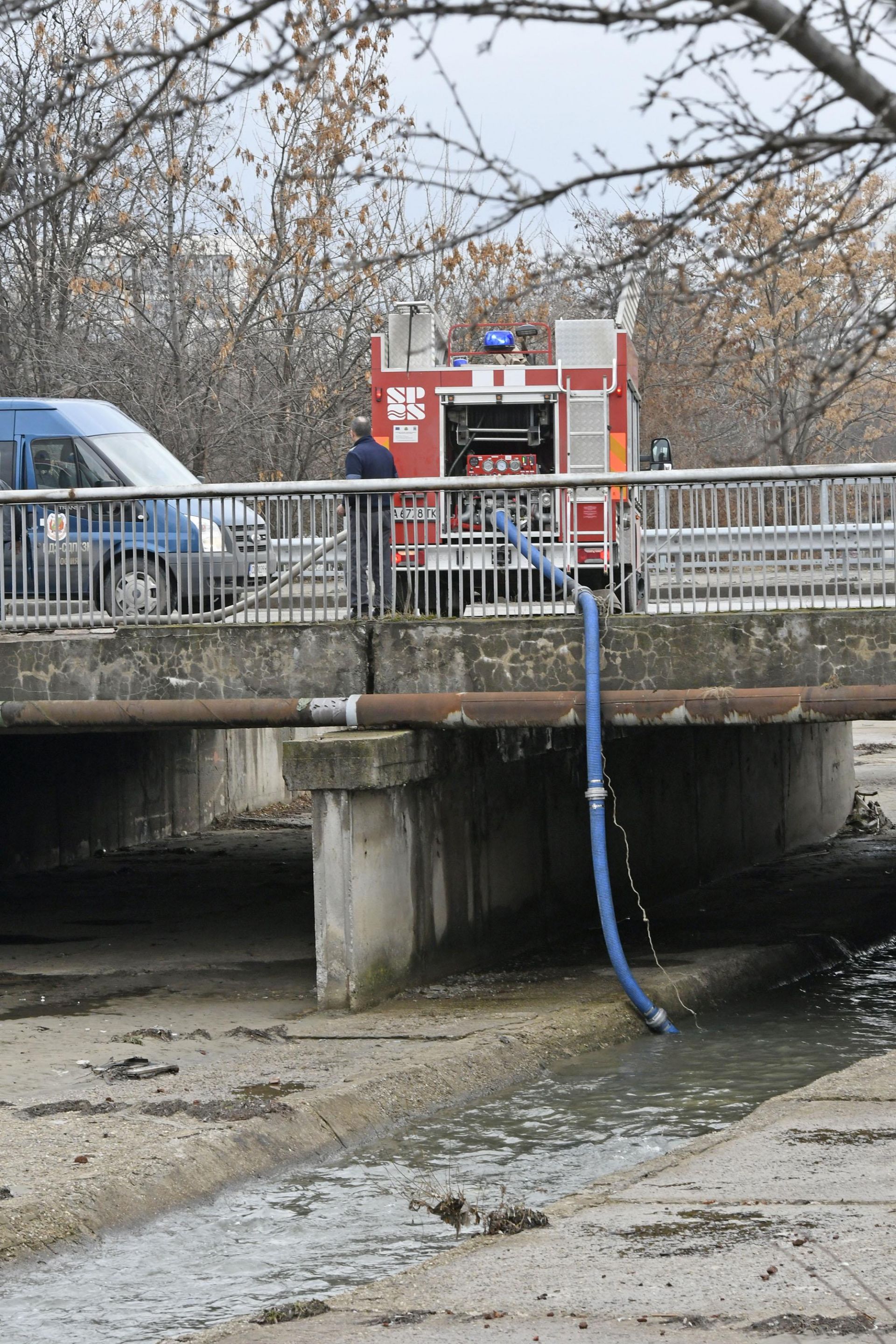 Противопожарна кола взима вода от канала наблизо