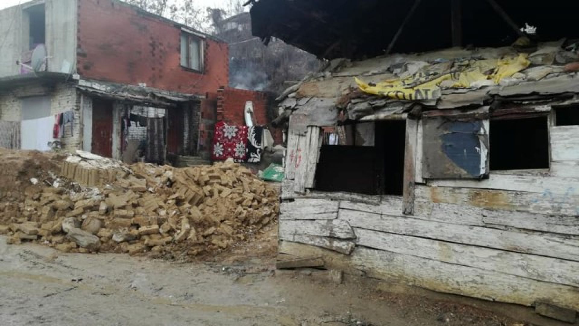 Стена от необитаема къща се срути и рани дете в