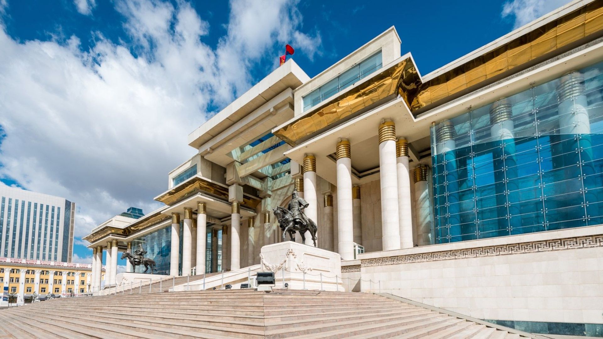 Уволнен бе председателят на монголския парламент Миегомбийн Енхболд обвинен в