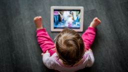Децата, които не посещават детска градина, са по-дълго пред екраните