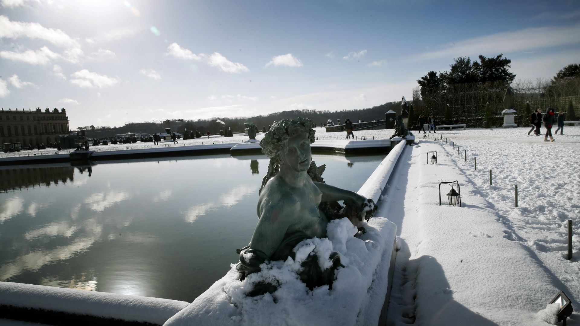 Дворецът Версай се намира на 21 км от Париж а