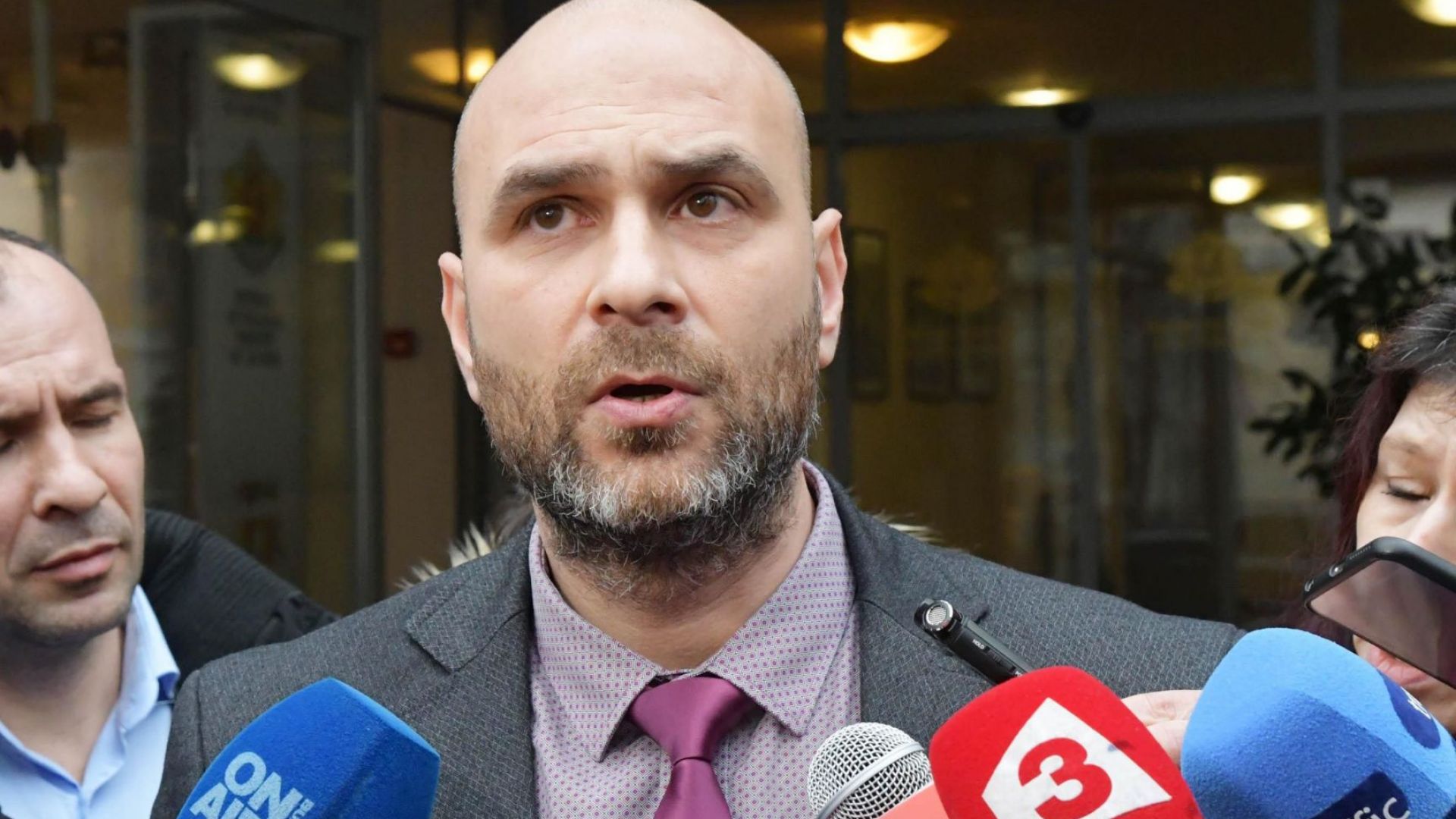 Два часа след като от прокуратурата влязоха в сградата на