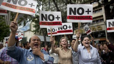Битката за свободата във Венецуела започна, заяви Тръмп, а Гуаидо преговаря с армията