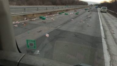Колбаси засипаха магистрала "Хемус" след катастрофа