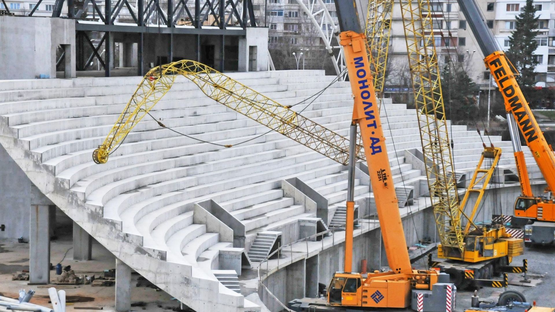 Стрелата на кран се пречупи и падна върху метални конструкции