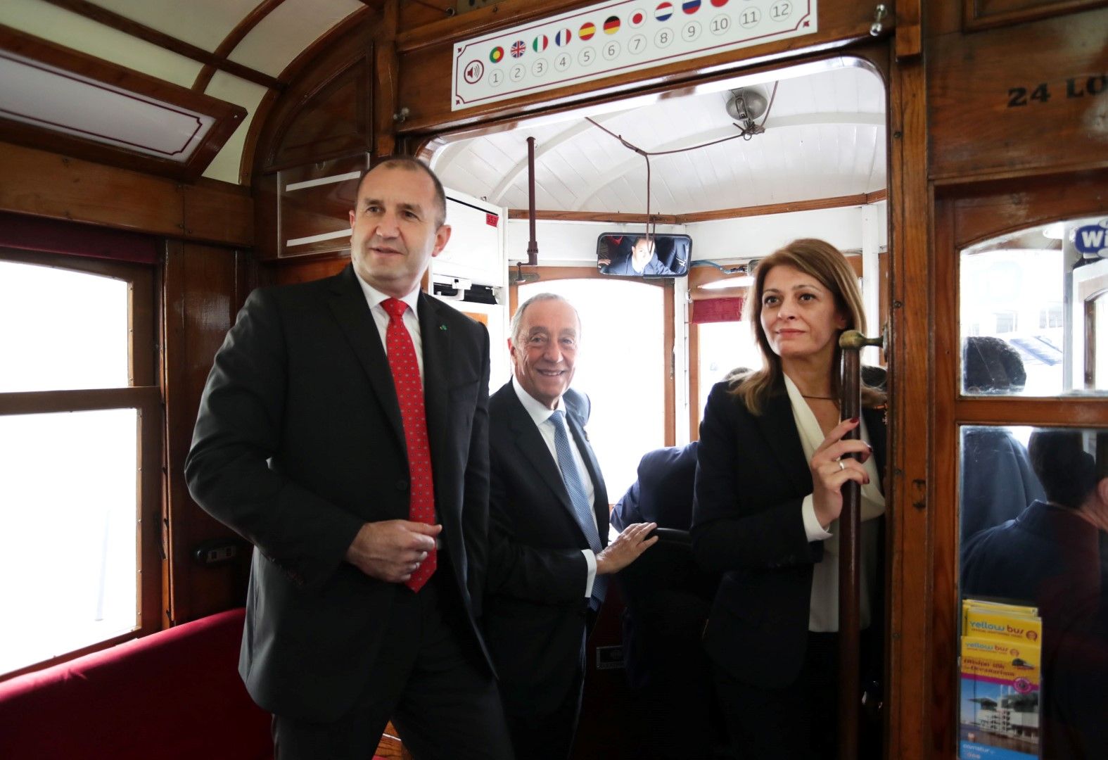 Румен Радев и Десислава Радева пътуваха с трамвай в Лисабон 