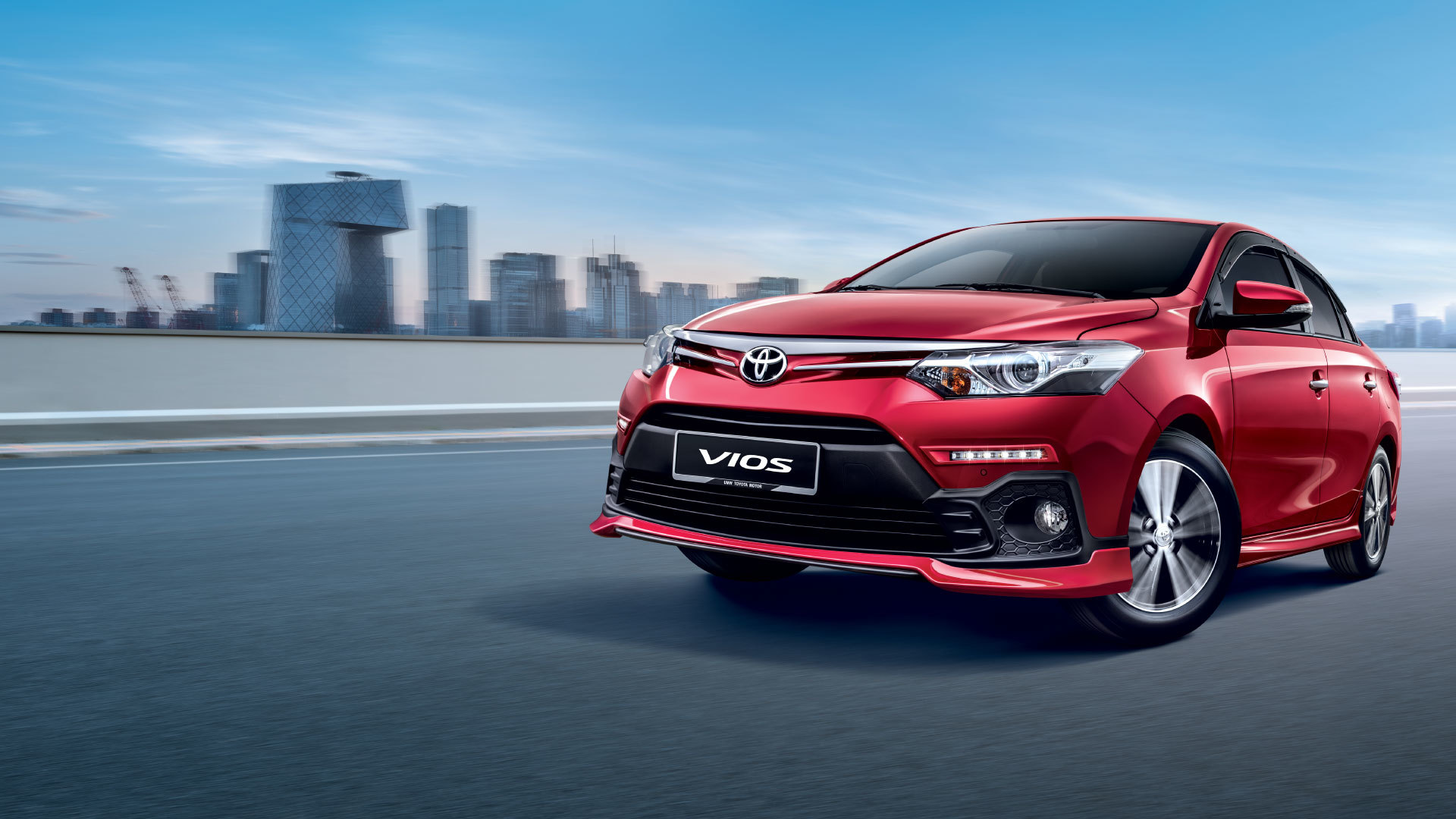 Превърнаха една обикновенна Toyota в 8-колесно чудовище