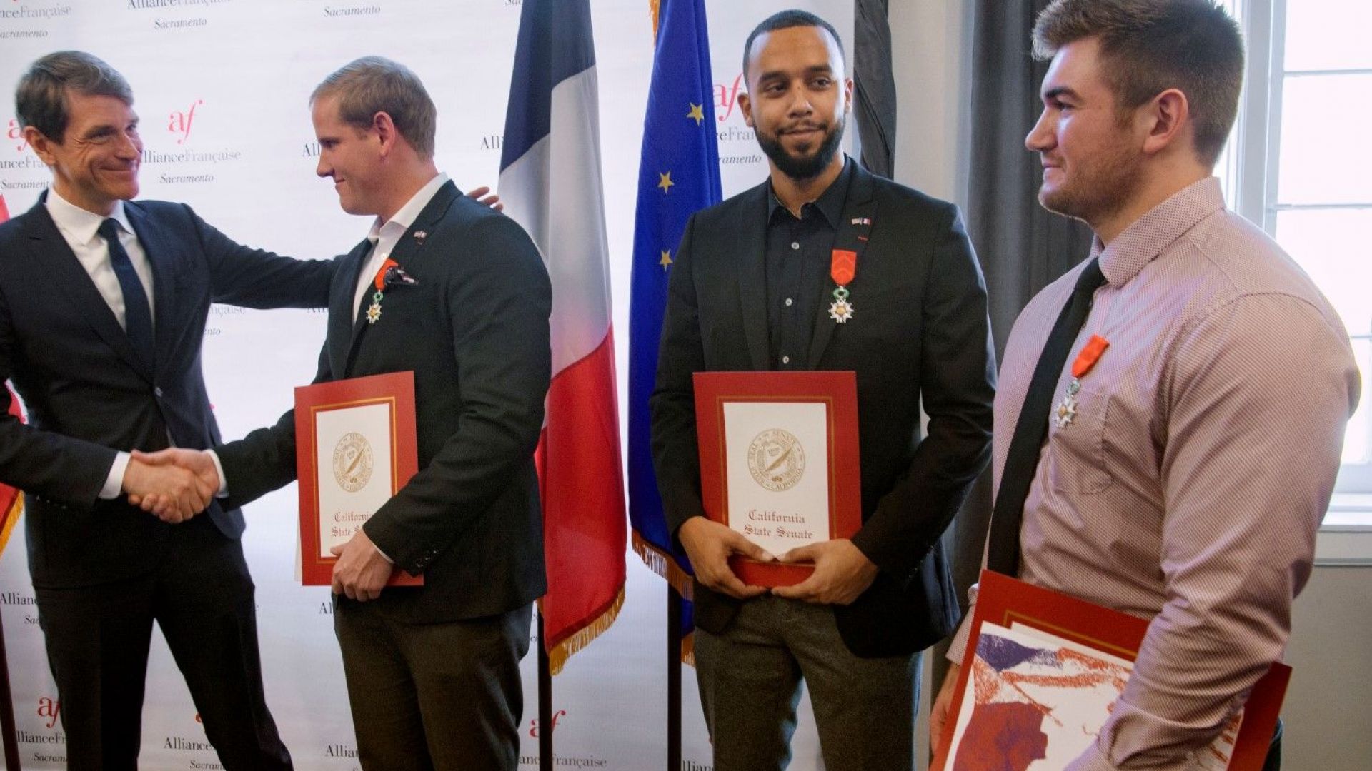 Трима калифорнийци получиха френско гражданство за действията си с които