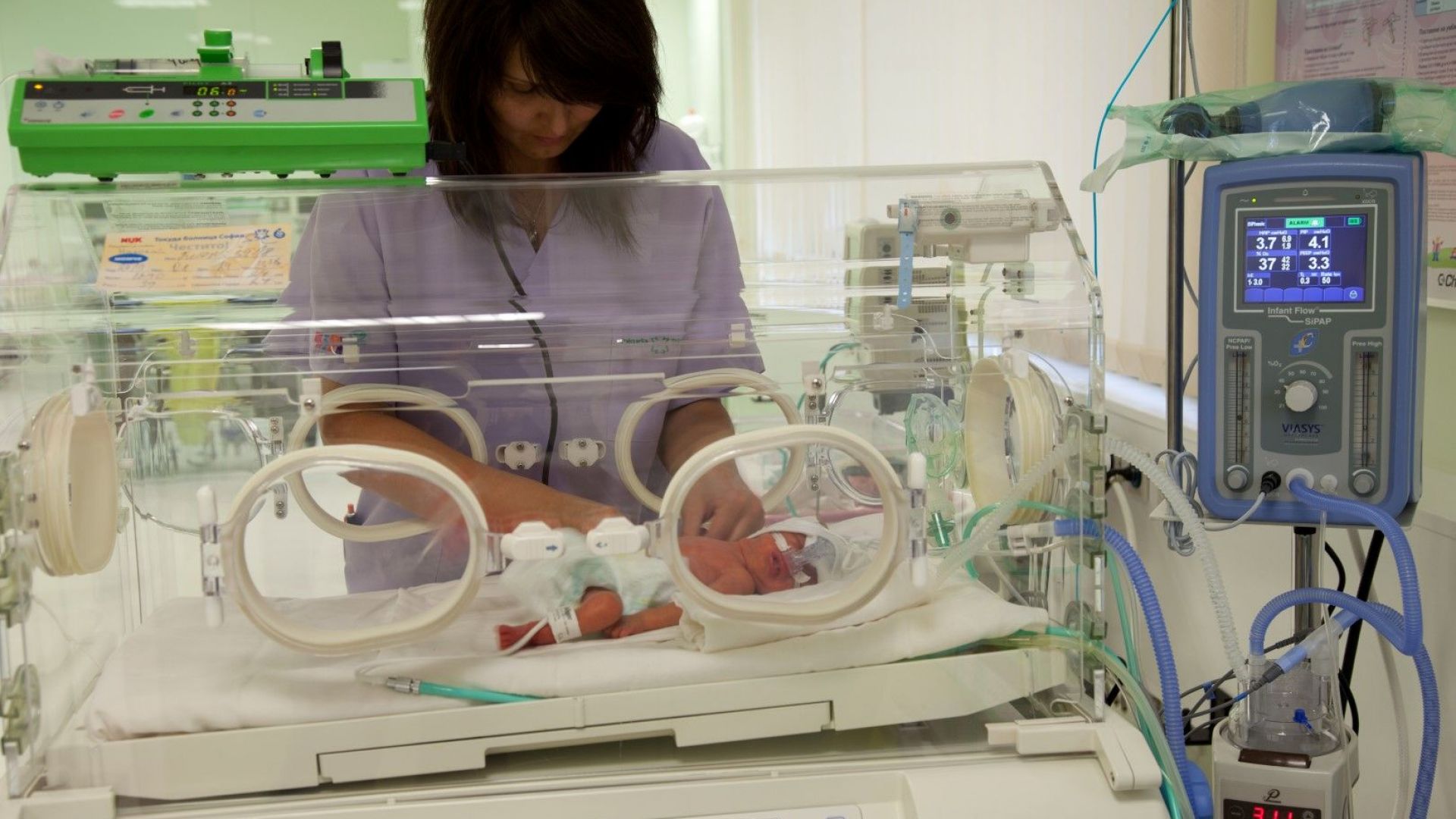 Спасиха зрението на недоносено бебе в чужбина с медицински транспорт