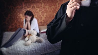  Осъден и търсен английски педофил стана свещеник в Сливен 