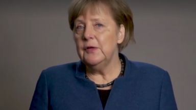 Пожарникар затвори телефона на Ангела Меркел