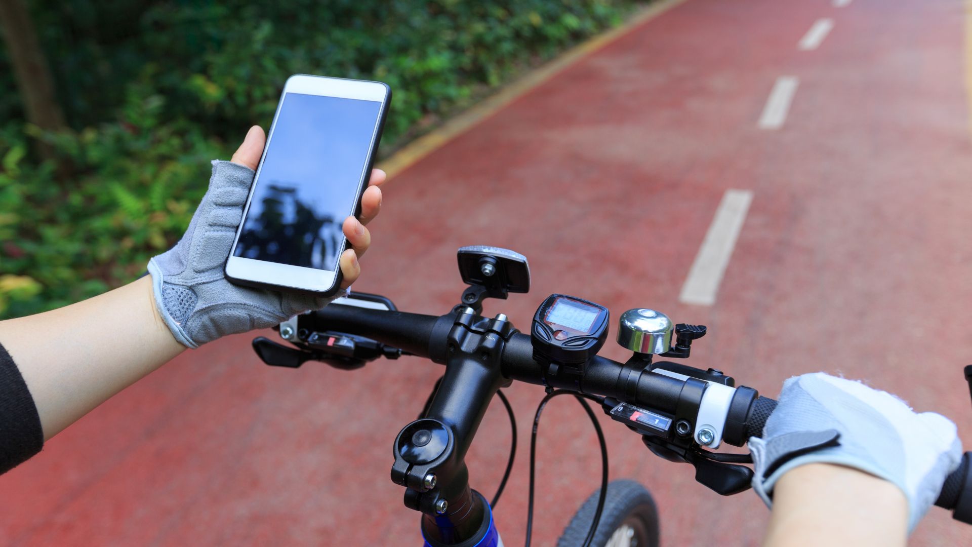 Холандия забранява използването телефон при каране на велосипед