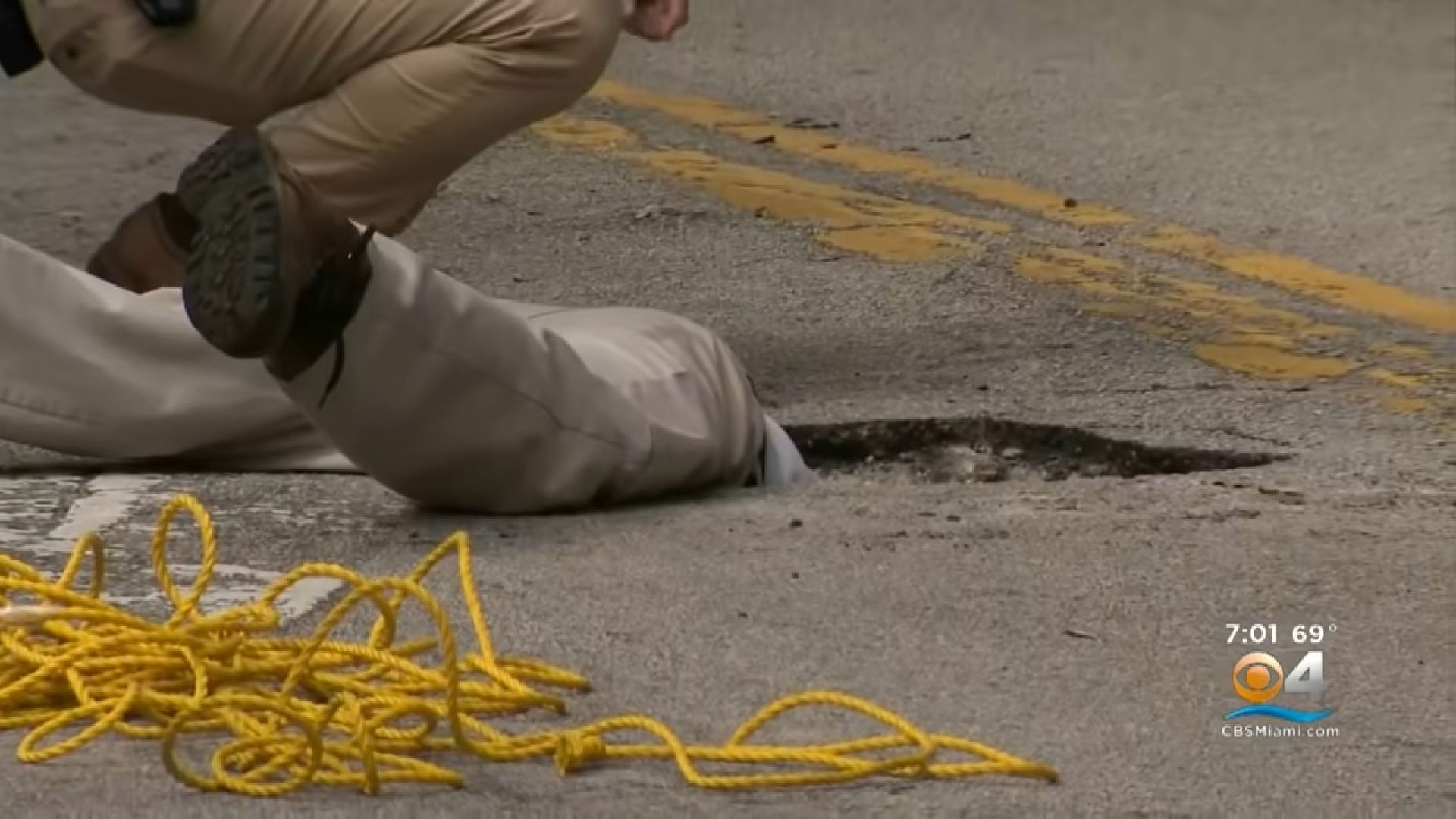 Зейнала дупка на пътя насред Маями в щата Флорида разкри