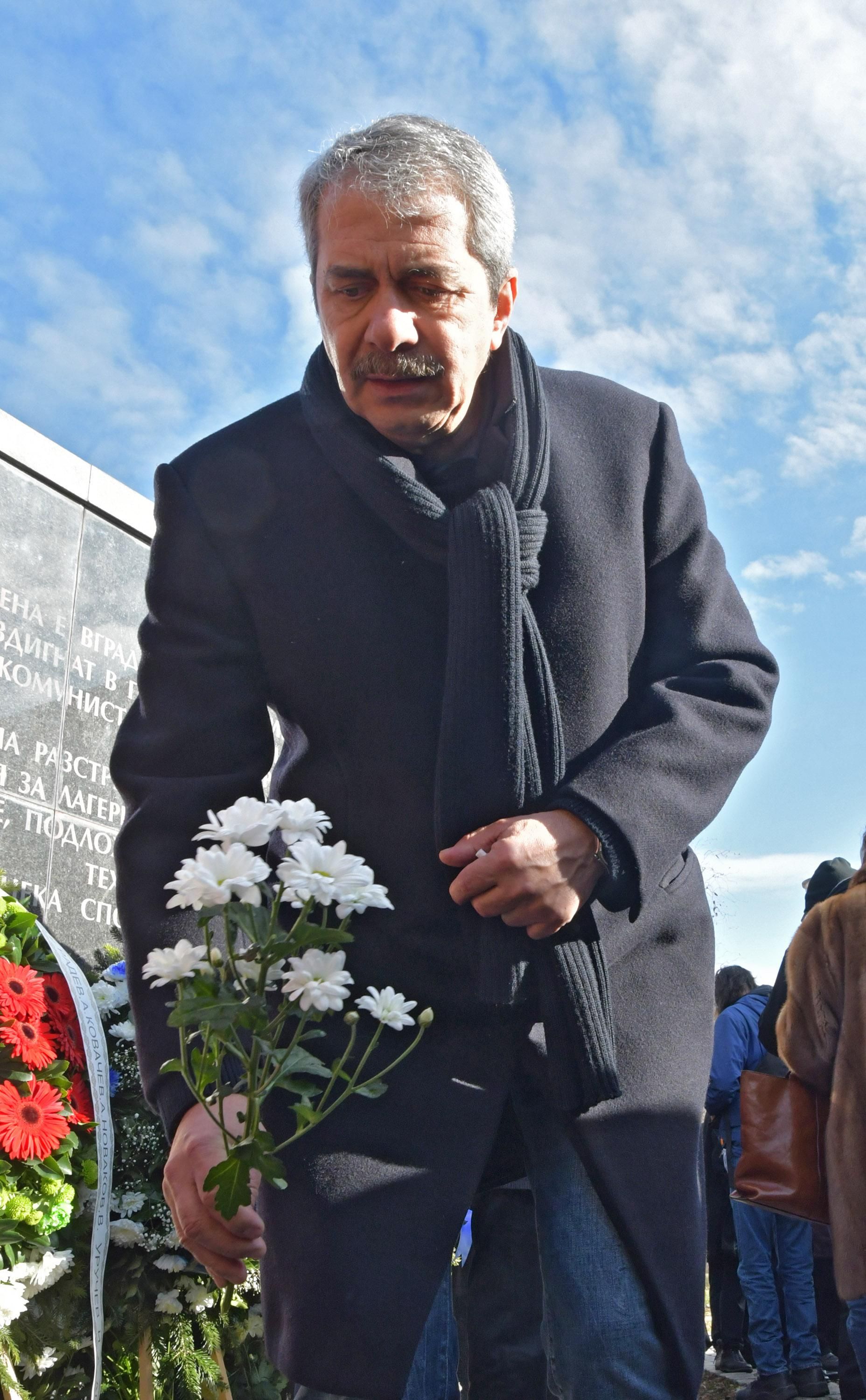 Евгений Михайлов  поставя цветя пред мемориала