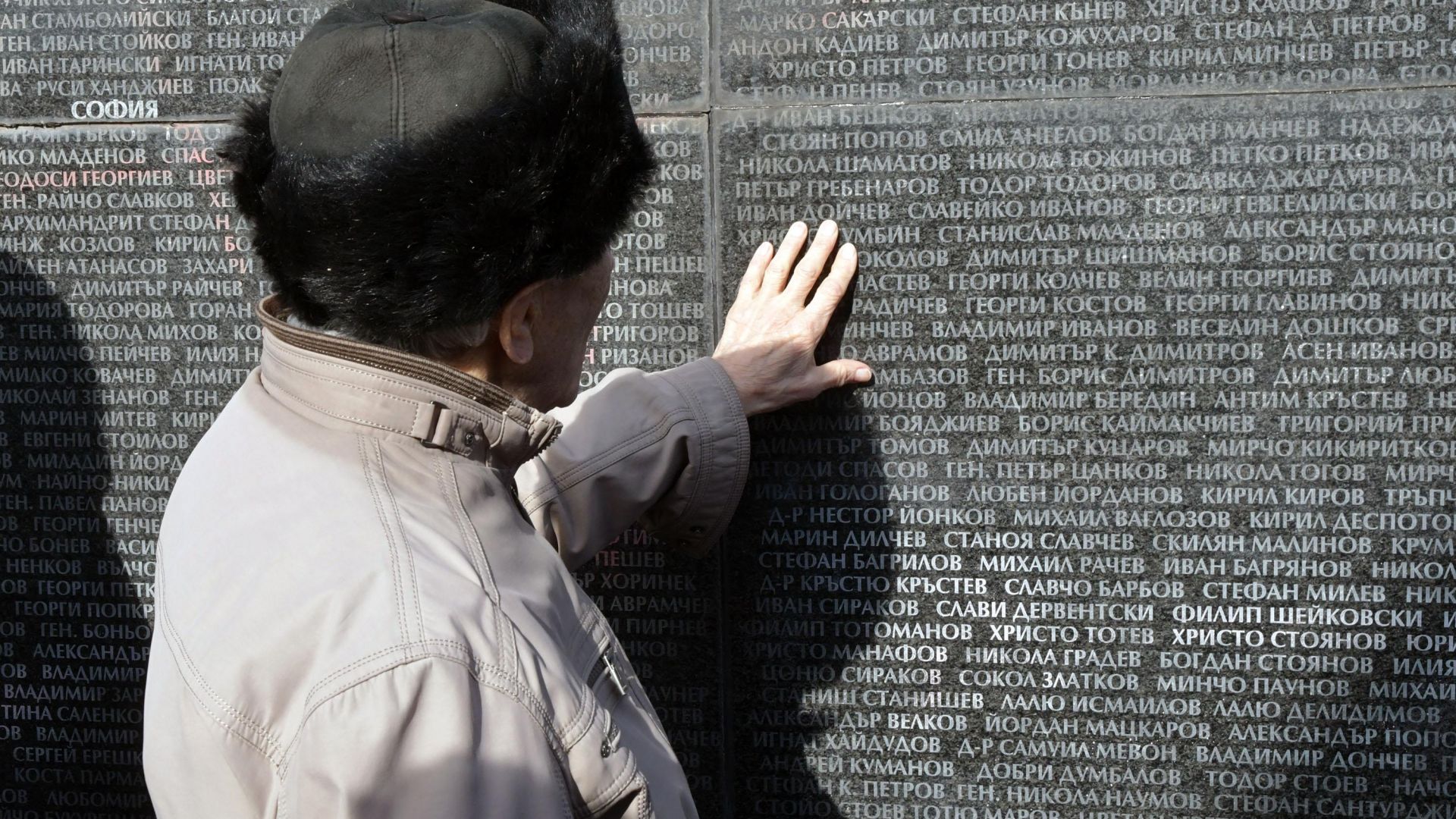 Пред паметника и параклиса на жертвите на комунизма в градината
