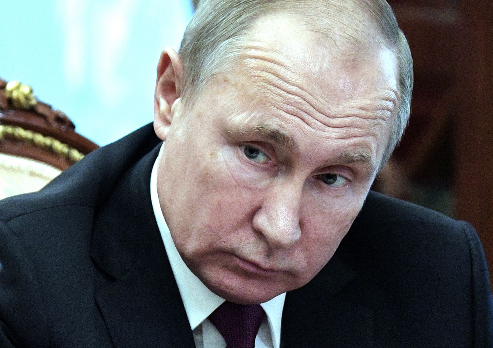 Внесен от Путин законопроект може да предизвика репресии в Русия, но ще се хареса на избирателите, пише "Ведомости" 