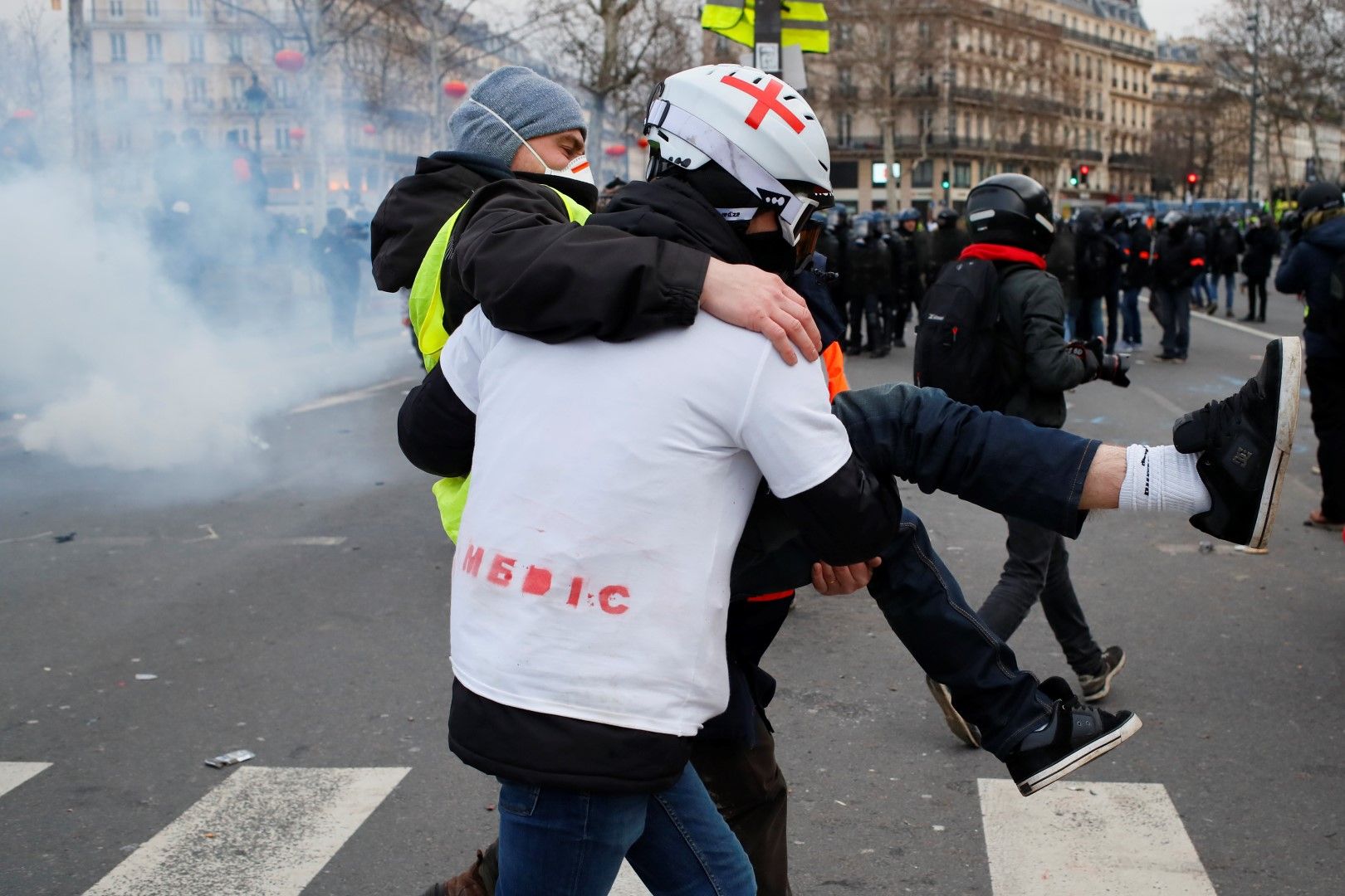 Медик носи на ръце пострадал протестиращ