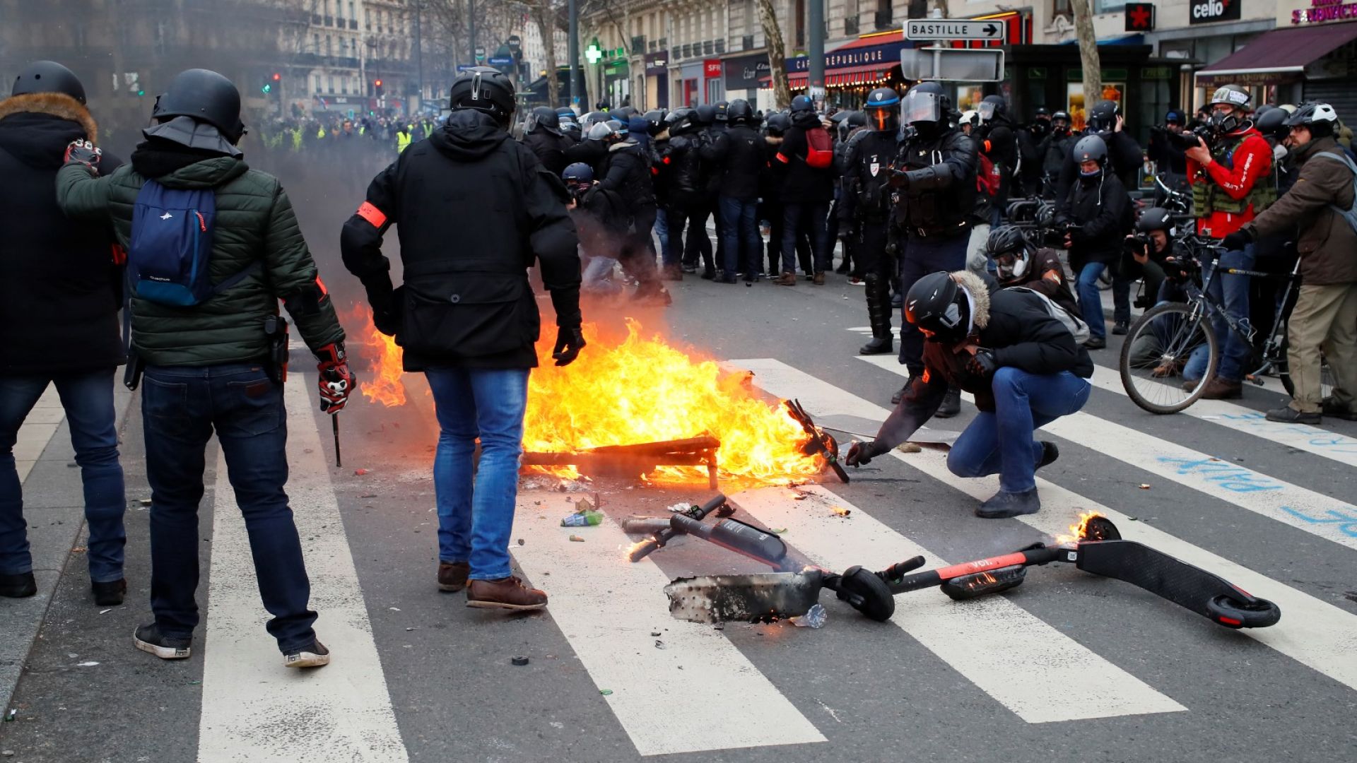 Сблъсъци избухнаха днес между демонстранти от движението на жълтите жилетки