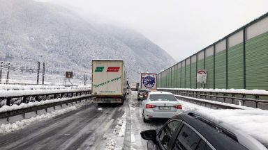 200 души бяха блокирани от лошото време на магистрала в Италия