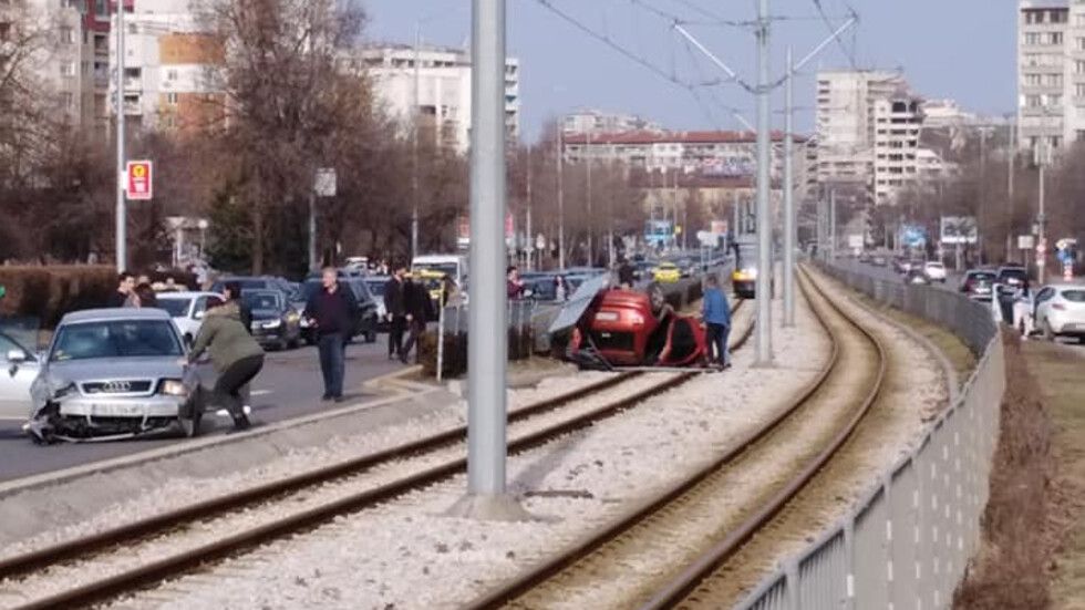 Заради катастрофата беше блокирано движението на трамваите на централния столичен булевард "България"