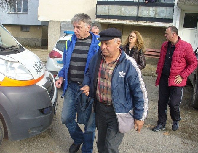 Роми пребиха и ограбиха днес посред бял ден в Казанлък 77-годишния Димитър Димитров