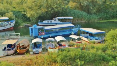 Туристическо корабче се преобърна в Шкодренското езеро, загина жена