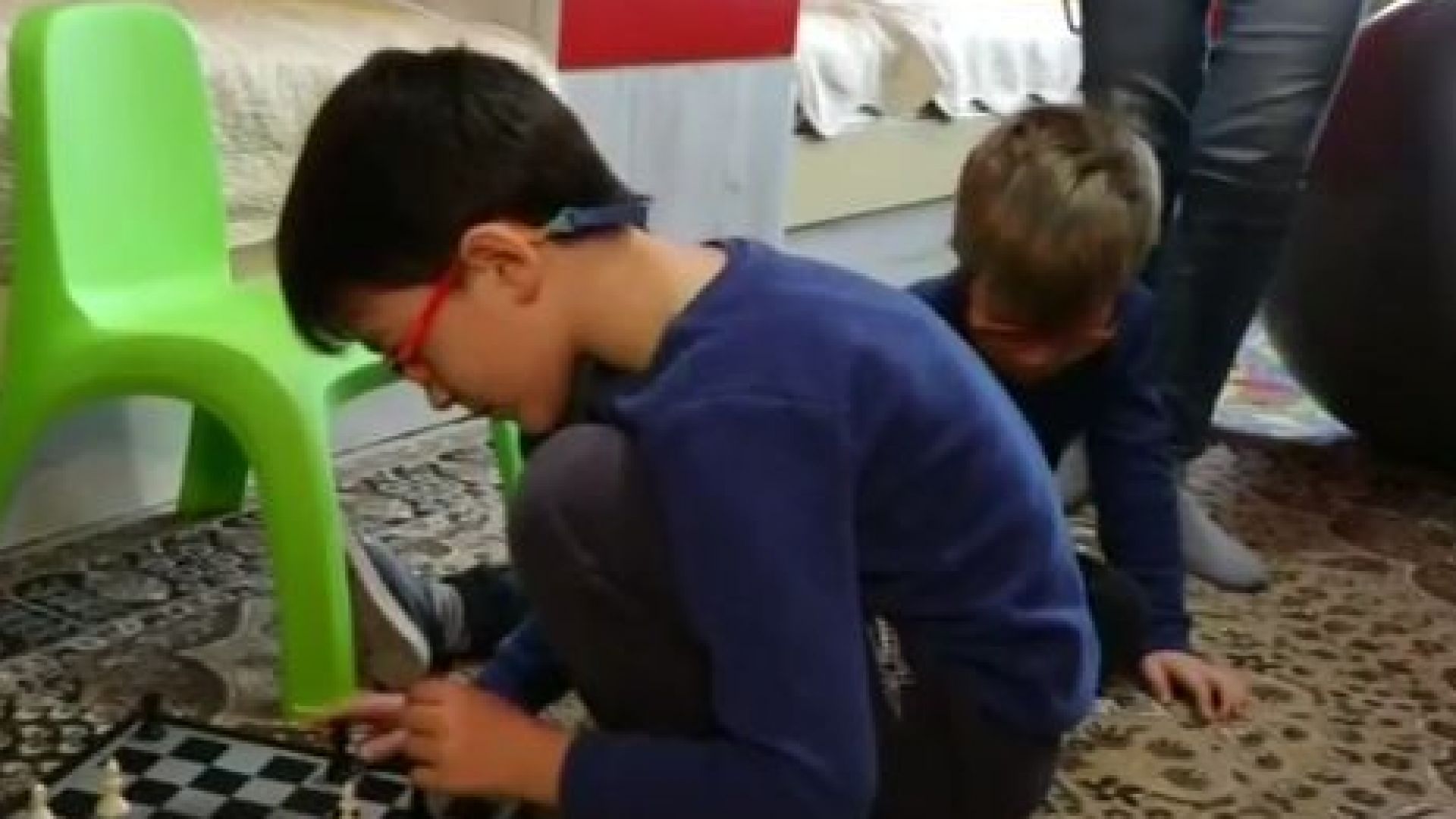 Родители на две момченца търсят подкрепа за да видят децата