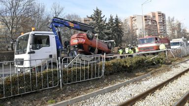 Директорът на "Пирогов" очевидец на катастрофата с кола върху релсите