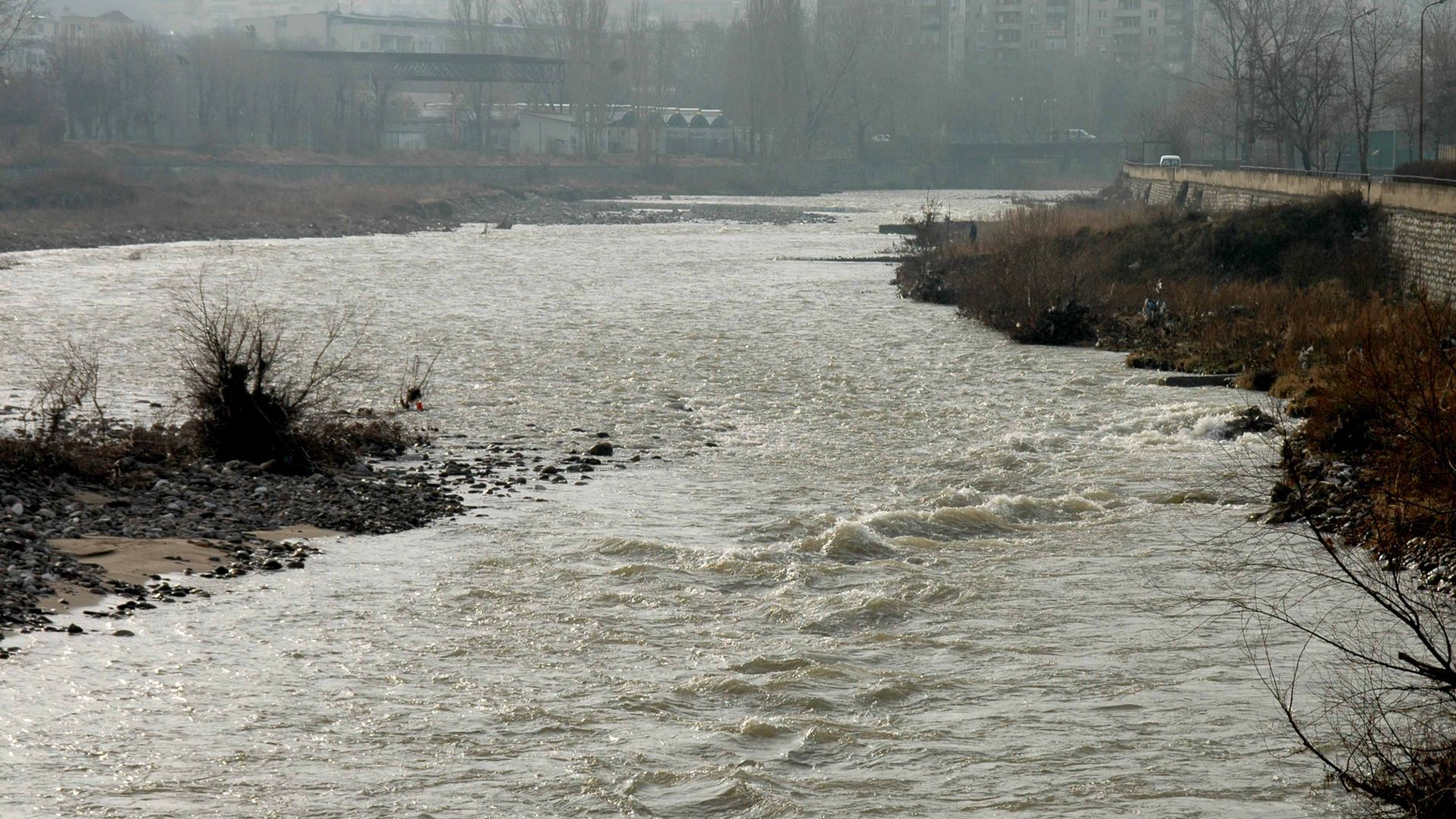 Река Чая може да залее Катуница заради поддала стена