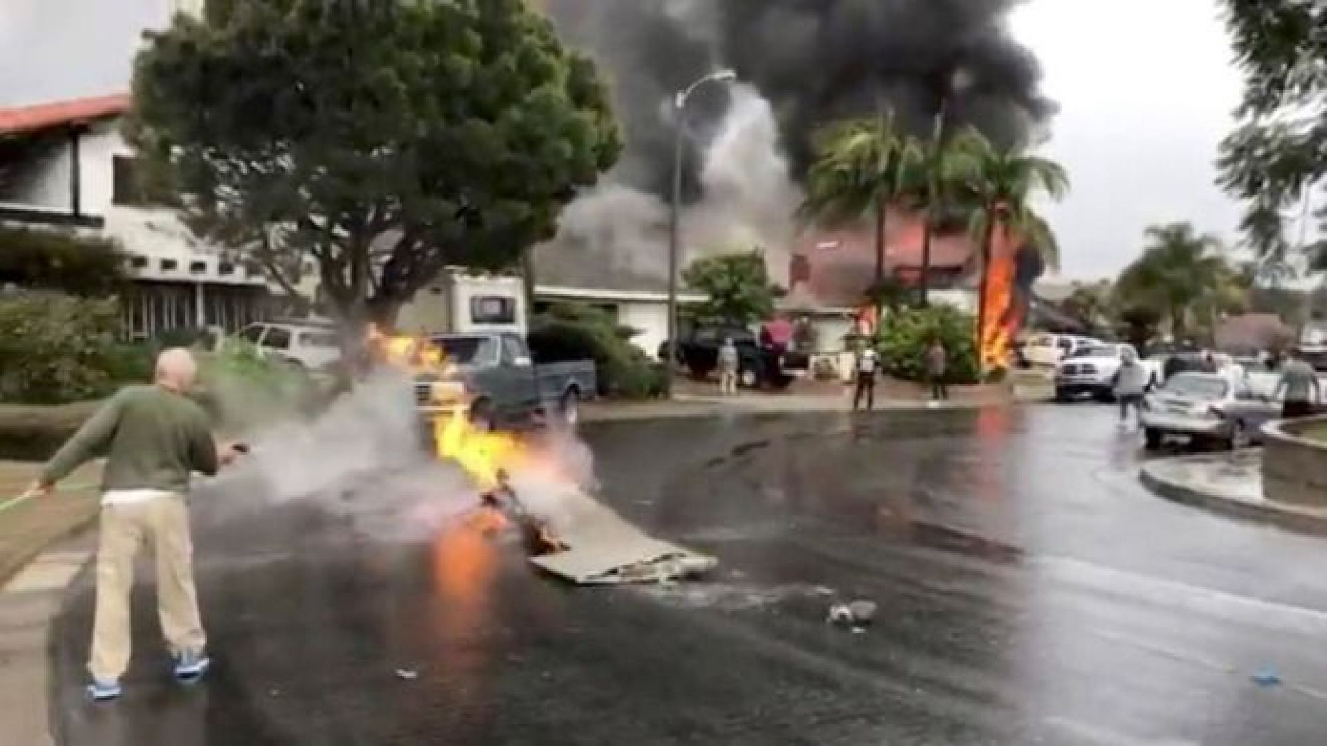 Малък самолет се разби в къща в американския щат Калифорния