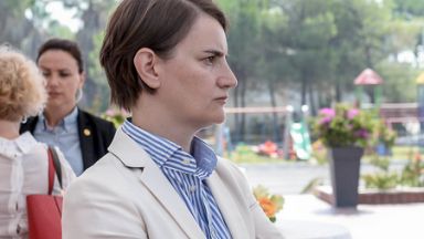  Сръбският министър председател Ана Бърнабич чака бебе от интимната си другарка 