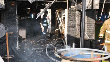 Две дървени заведения изгоряха в Бургас (снимки)