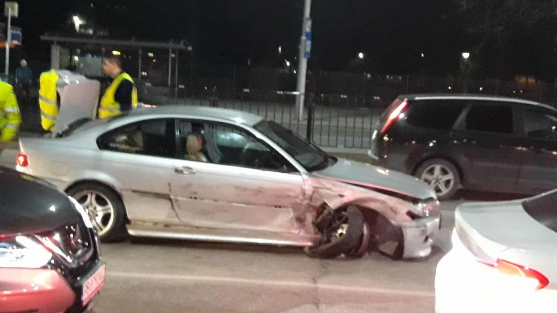 Мъж със спортен автомобил удари 5 коли и турски тир