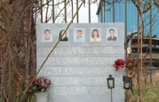 Паметната плоча на загиналите в катастрофата, заедно със сестрата на 