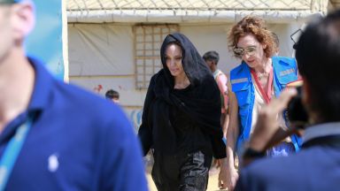 Анджелина Джоли посети най-големия бежански лагер в света