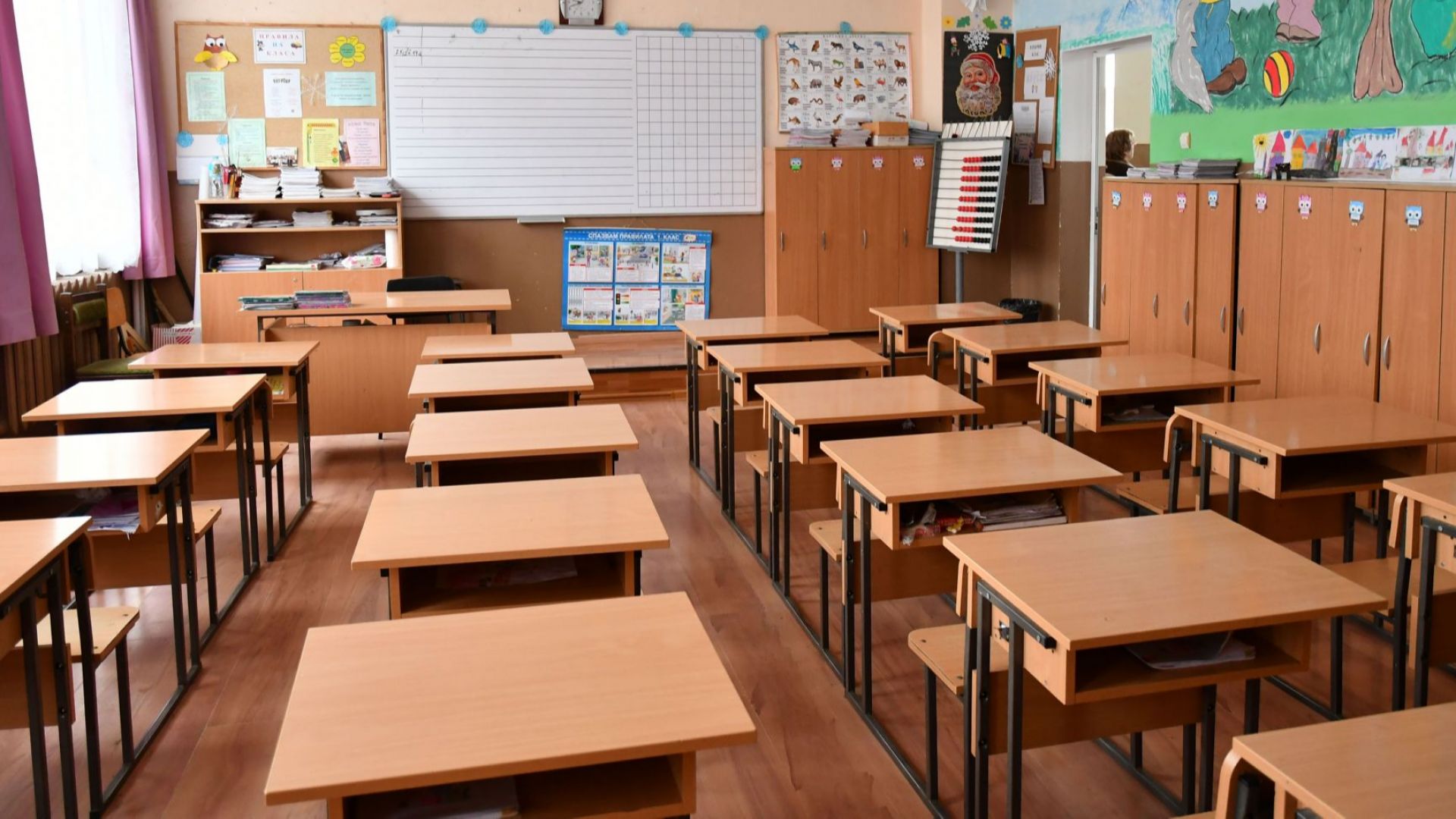 След спор за собственост: Учителки били директорка пред погледа на стотици деца